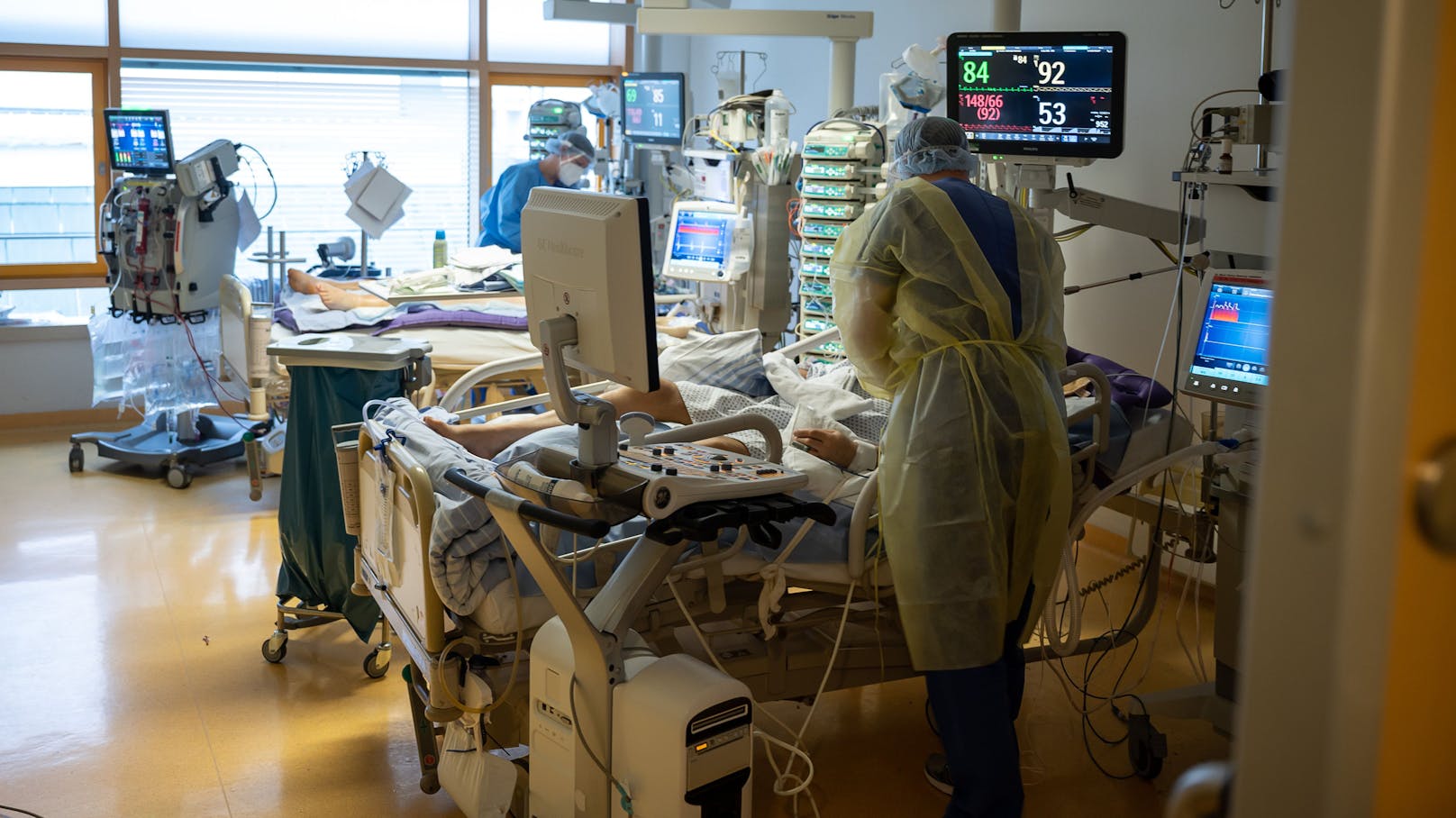 Ärzte betreuen Corona-Patienten auf einer Intensivstation im RKH Klinikum Ludwigsburg (D). (Symbolbild)