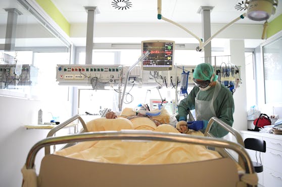 Ein Patient auf der Intensivstation des Universitätsklinikums Tulln.