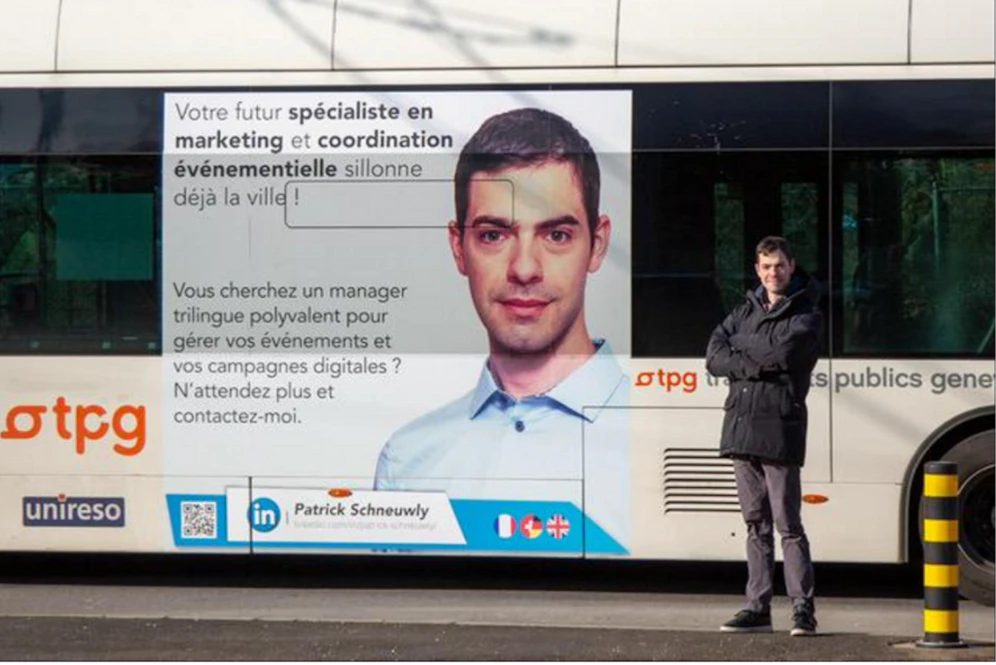 Ein Bus in Genf wirbt für den Arbeitssuchenden Patrick Schneuwly.