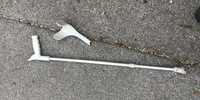 Mit dieser Krücke attackierte der 19-Jährige Passanten und Polizisten.
