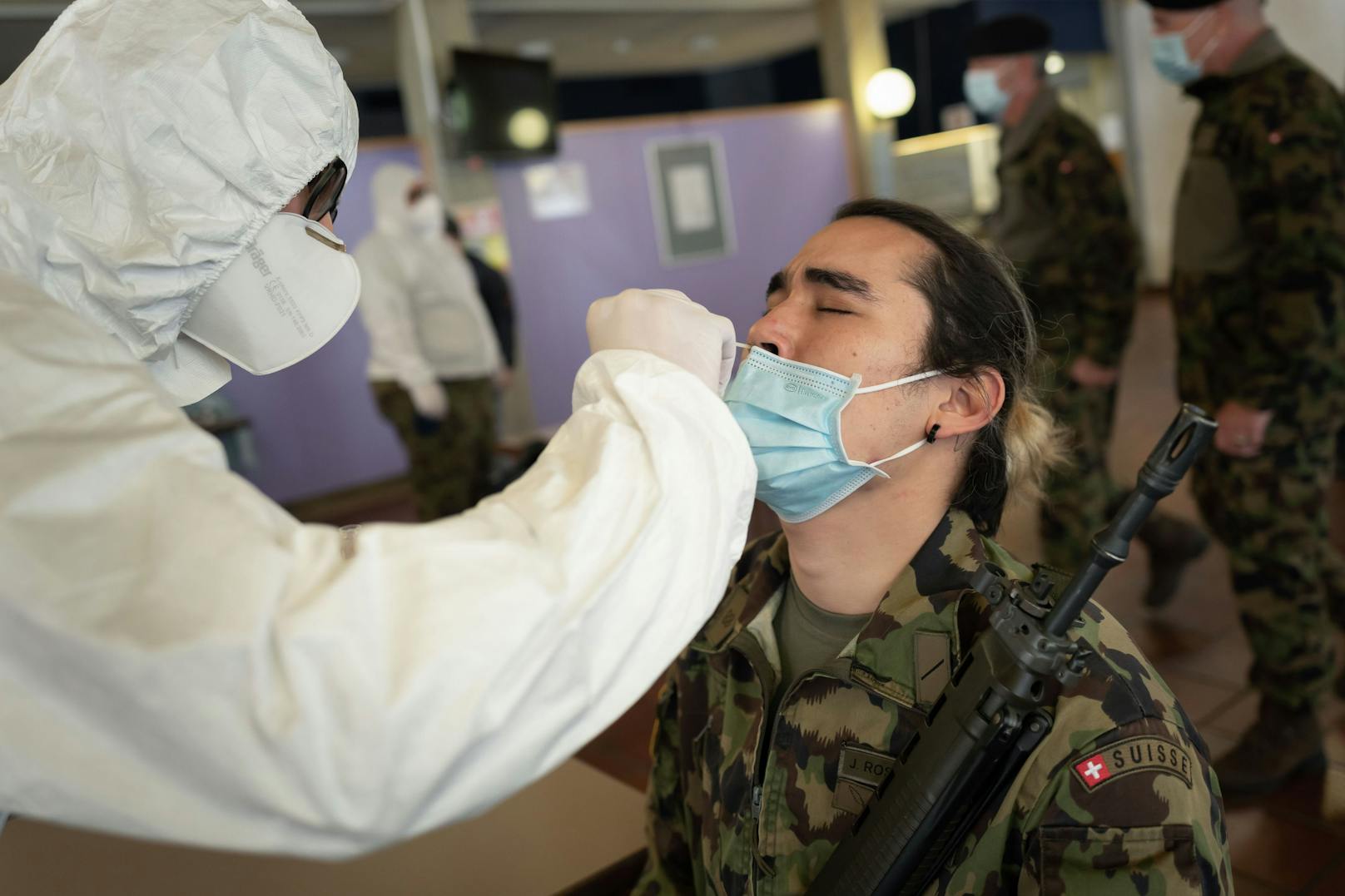 Soldat zeigt nach Coronatest Militärarzt an