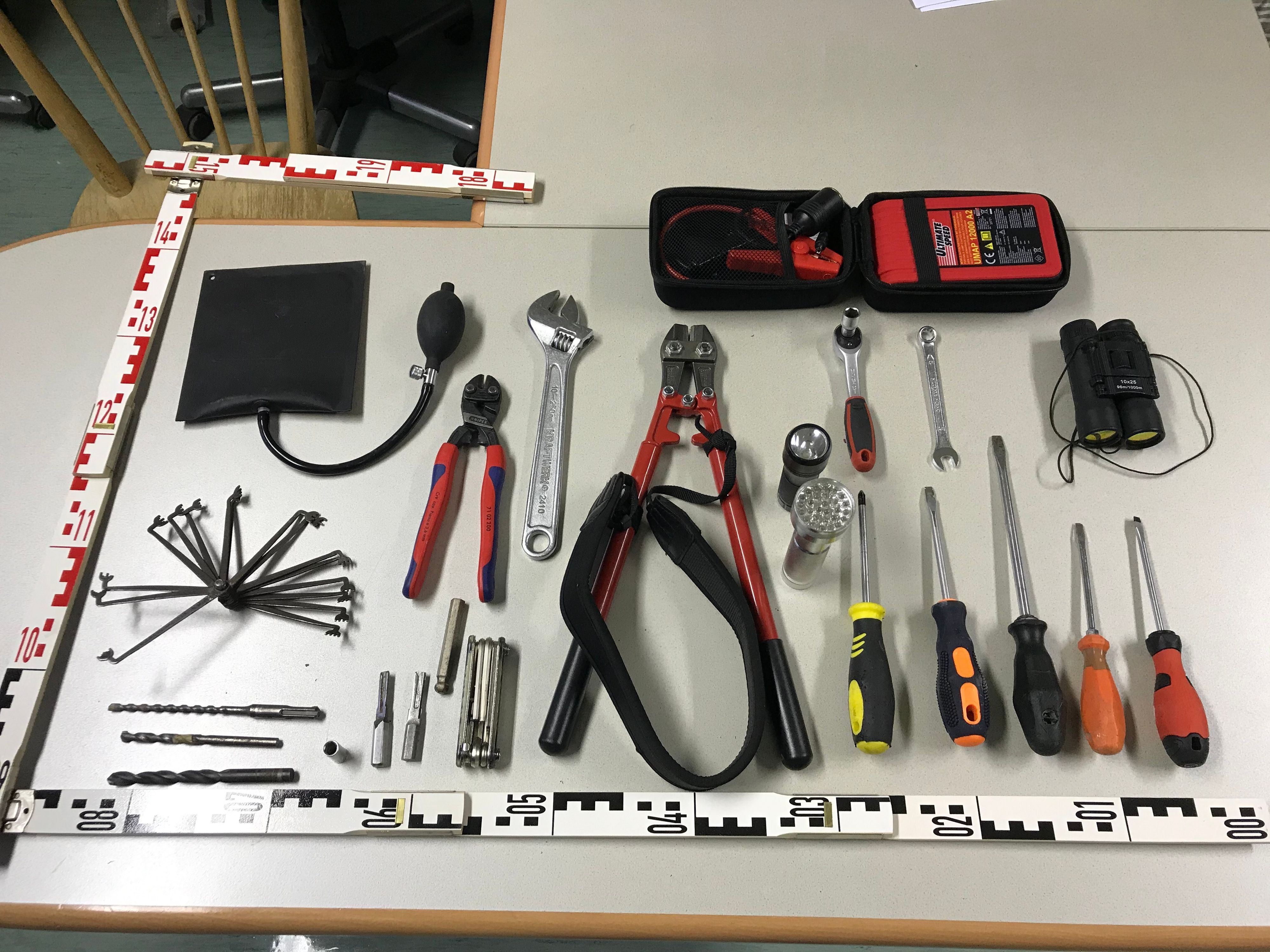 Bei den Beschuldigten wurde auch dieses Werkzeug gefunden.