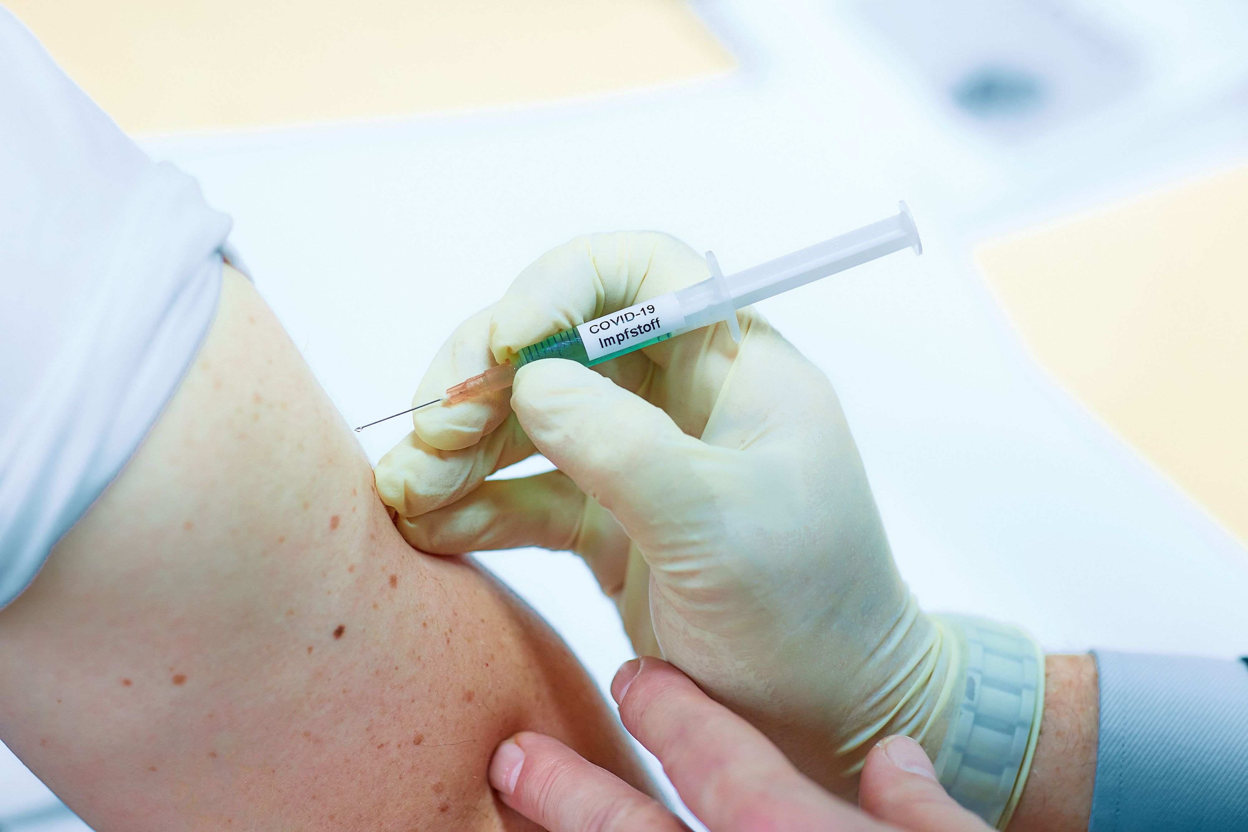 Symbolbild: Der Corona-Impfstoff wird in den Oberarmmuskel gespritzt.