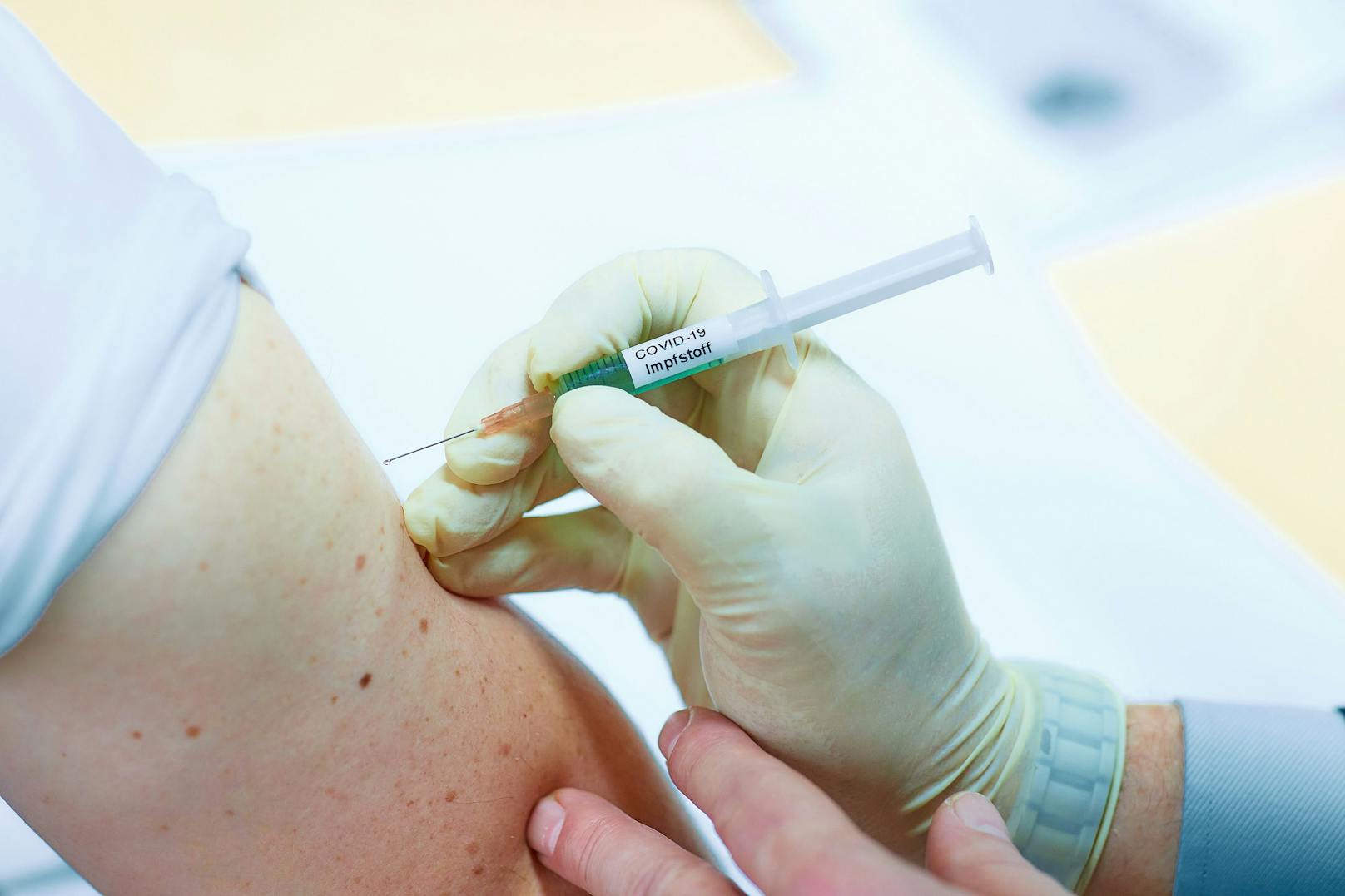 Symbolbild: Der Corona-Impfstoff wird in den Oberarmmuskel gespritzt.