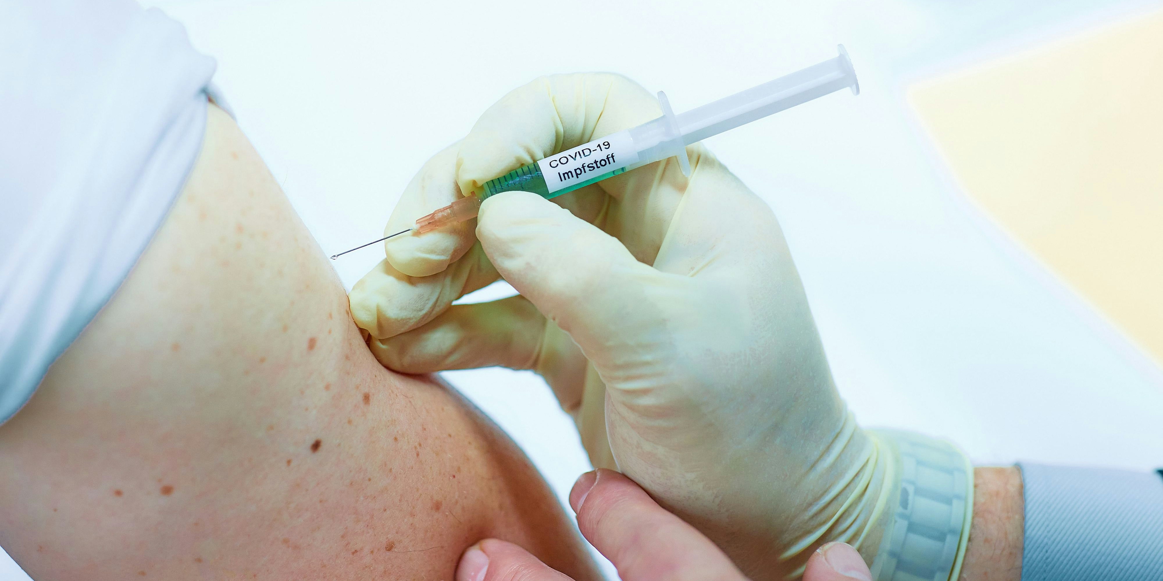 Symbolbild: Der Corona-Impfstoff wird in den Oberarmmuskel gespritzt.
