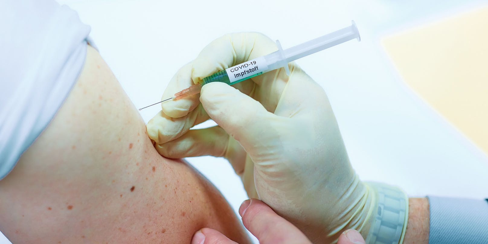Der Corona-Impfstoff wird in den Oberarmmuskel gespritzt.