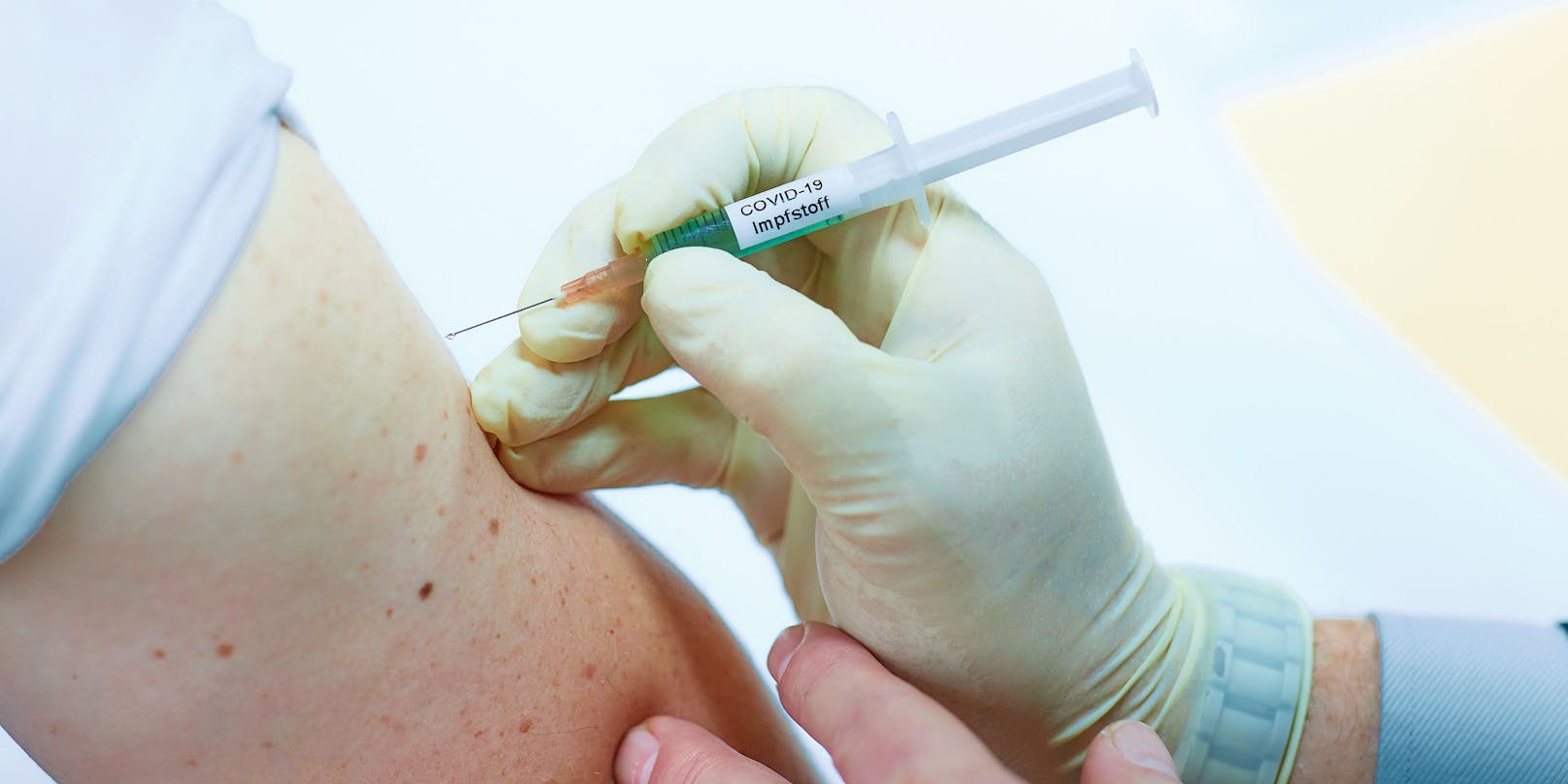 Symbolbild: Der Corona-Impfstoff wird in den Oberarmmuskel gespritzt.
