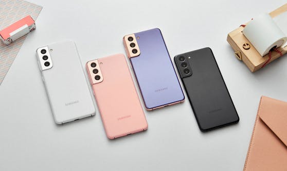 Das Galaxy S21 in allen verfügbaren Farben.