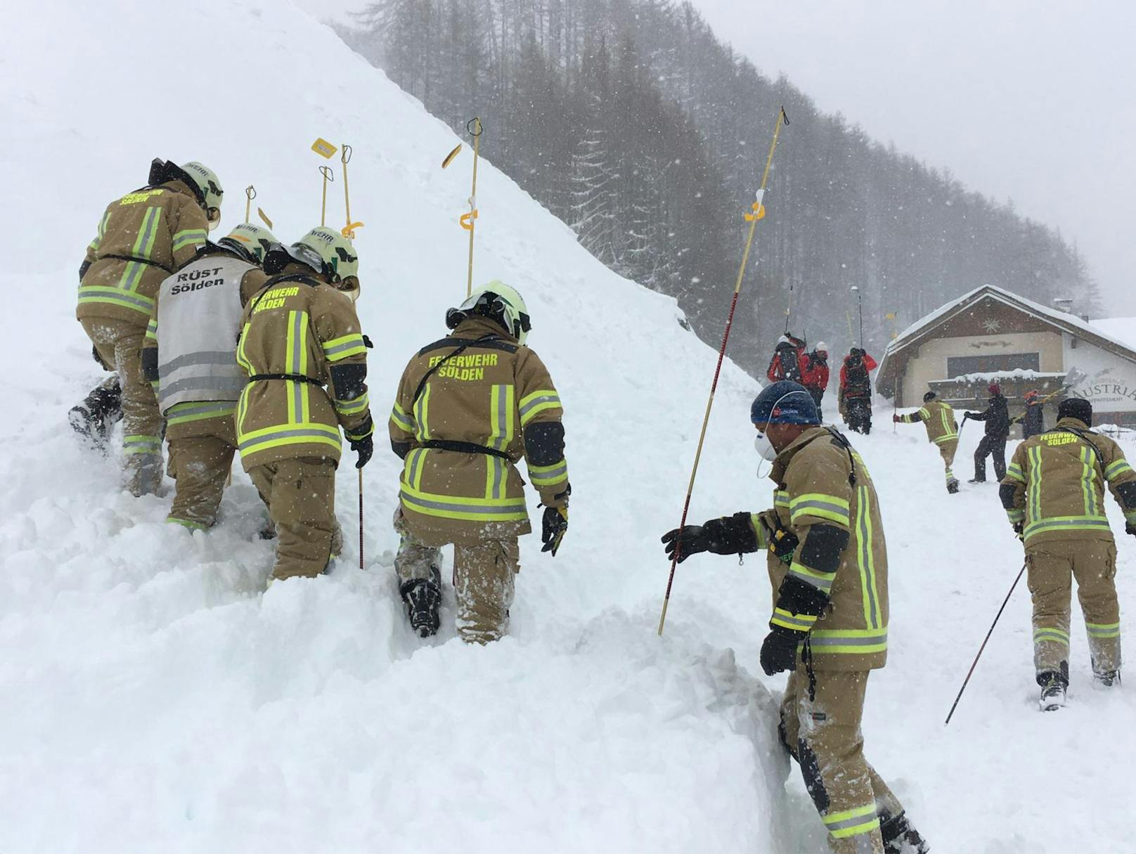 Nach einem Schneebrett-Abgang in Sölden suchten Einsatzkräfte der Feuerwehr am Donnerstag nach Verschütteten.