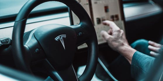 Mit Hilfe der Tesla-App wird das Autofahren noch entspannter. Sie birgt allerdings auch Risiken.