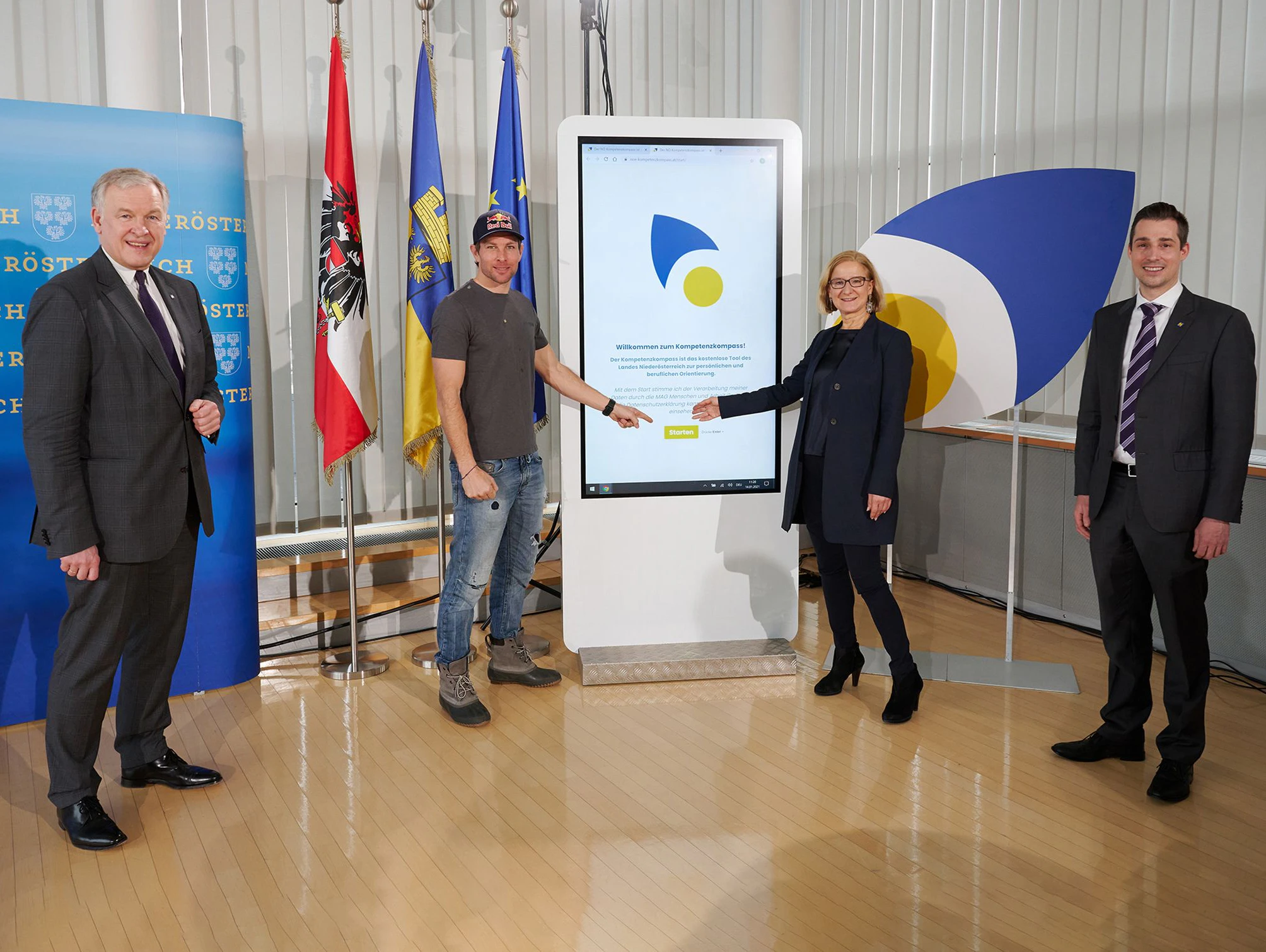 Stellten den neuen „NÖ Kompetenzkompass“ vor (v. l.): Landesrat Martin Eichtinger, Snowboarder und Testimonial Benjamin Karl, Landeshauptfrau Johanna Mikl-Leitner und Geschäftsführer Martin Etlinger.