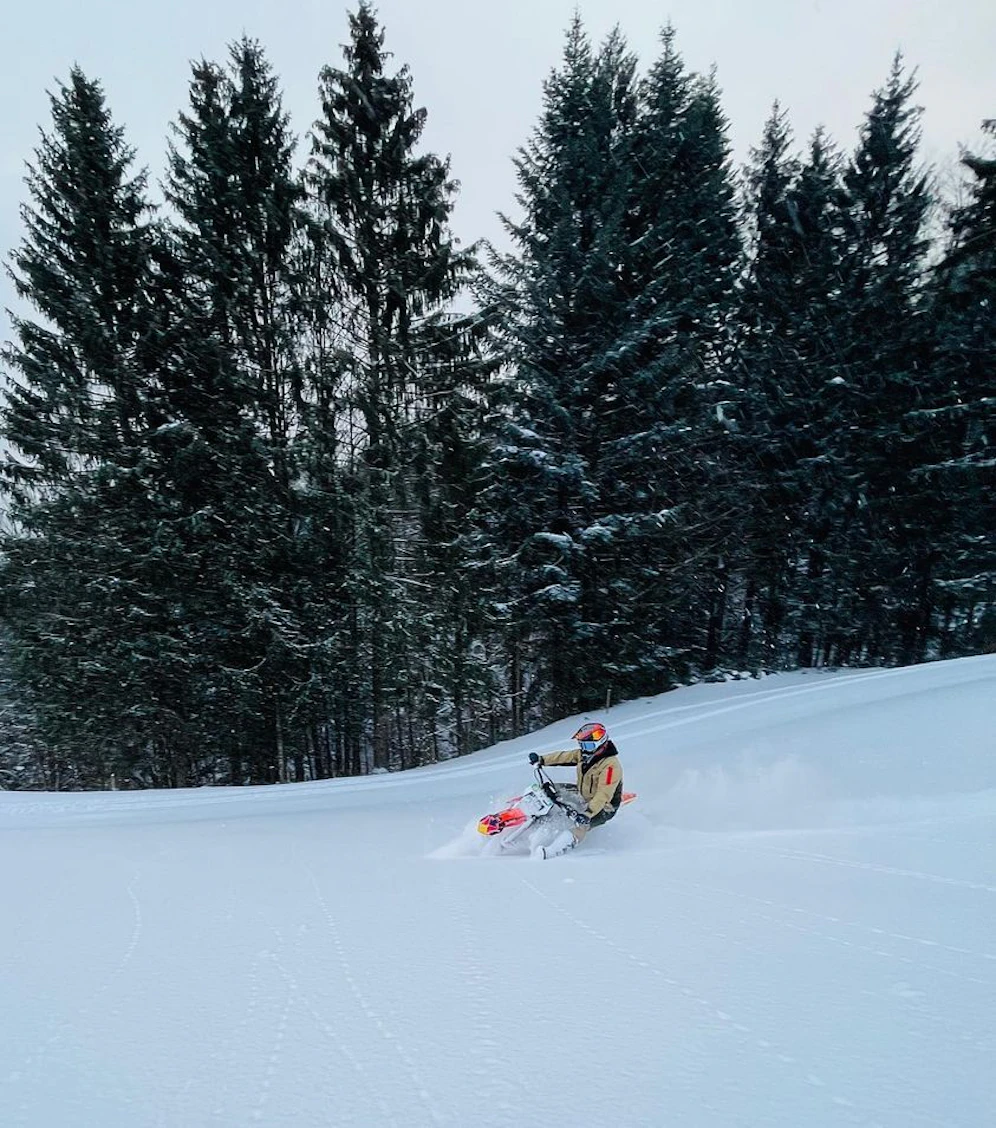 Marcel Hirscher auf dem Motocross-Bike.
