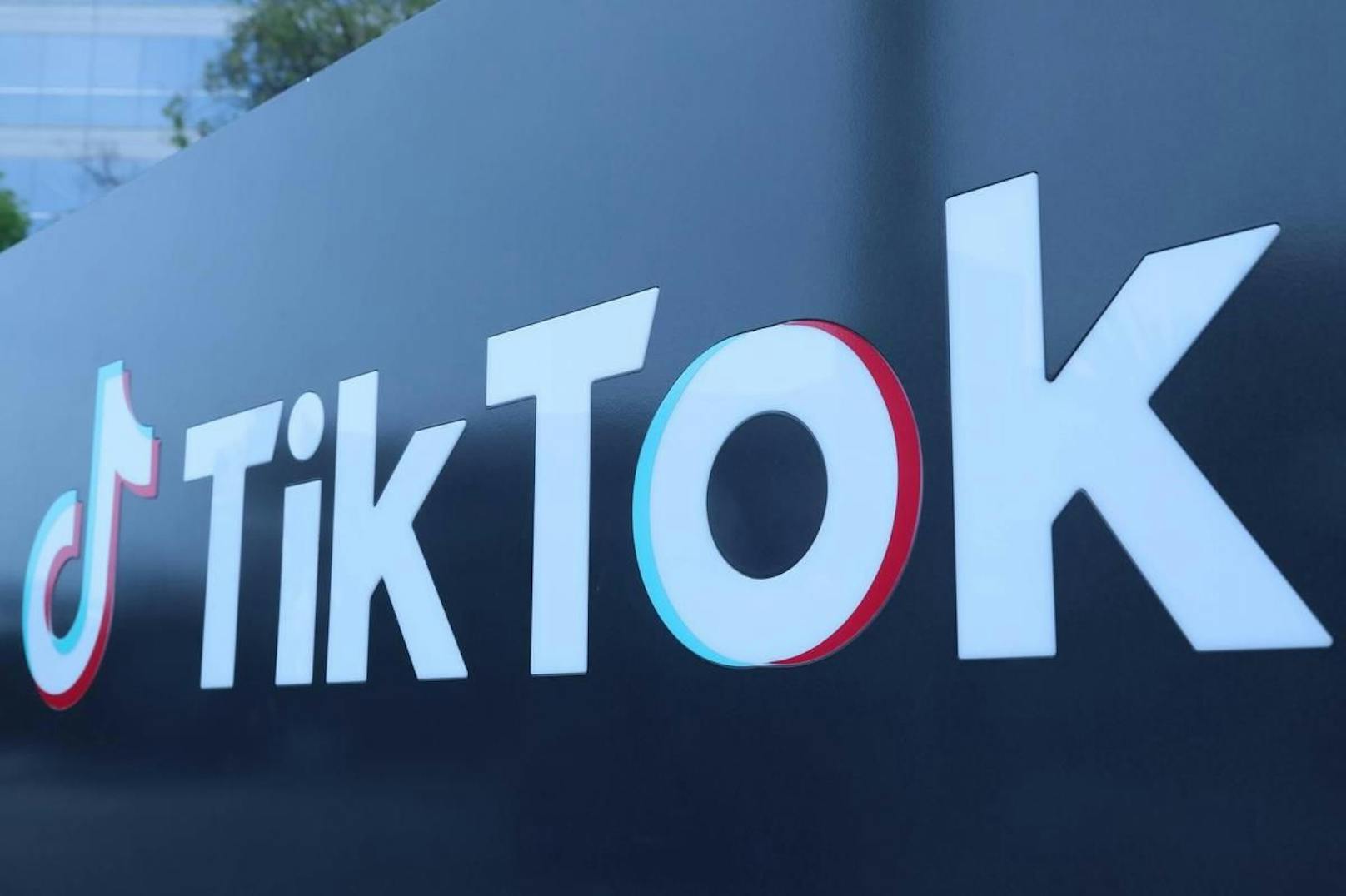 Und schließlich hat TikTok angekündigt, dass Accounts von 13- bis 15-Jährigen neu automatisch so eingestellt werden, dass sie anderen Nutzerinnen und Nutzern nicht mehr vorgeschlagen werden.