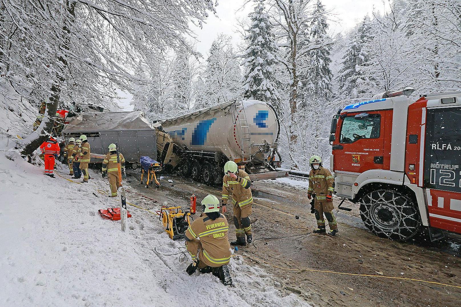 Bei dem schweren Verkehrsunfall auf der bayrischen B21 kam eine Person ums Leben. (13. Jänner 2021)