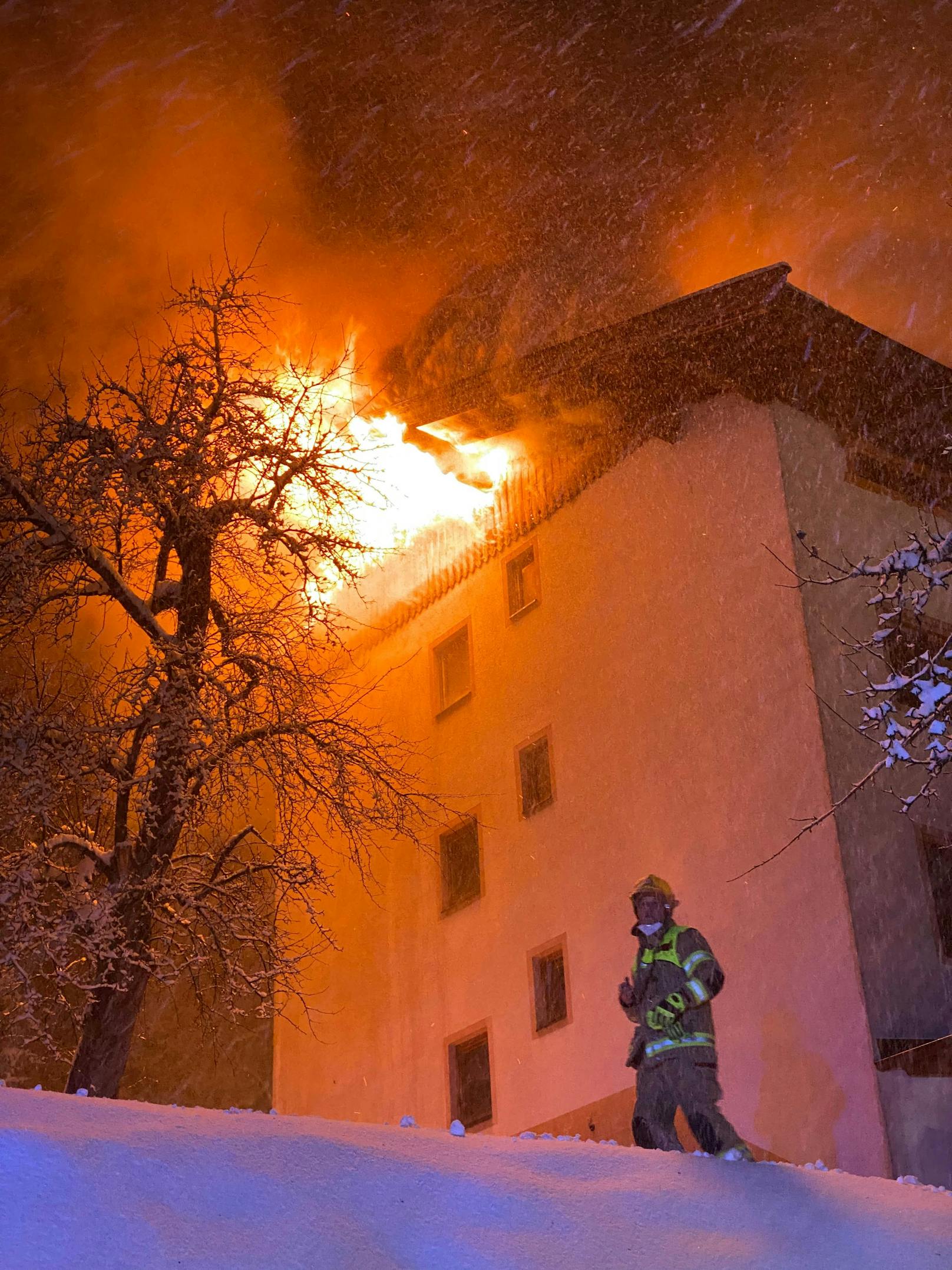 Das Feuer im Dachgeschoss des circa 300 Jahre alten Bauernhauses in Bruck am Ziller breitet sich rasch aus. Die Feuerwehr stand im Großeinsatz. 