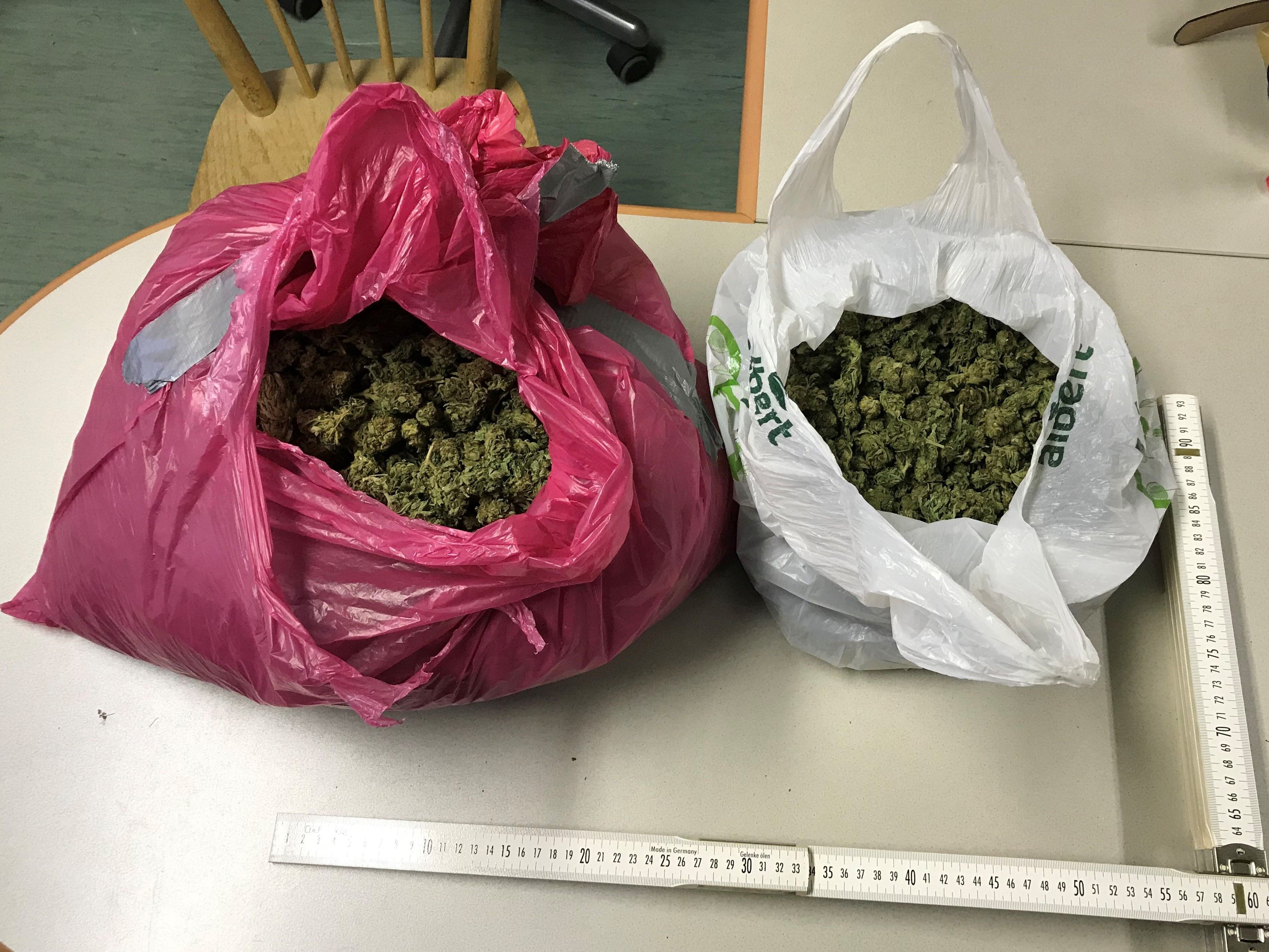 Das Paar hatte 1,5 Kilo Cannabis schmuggeln wollen.