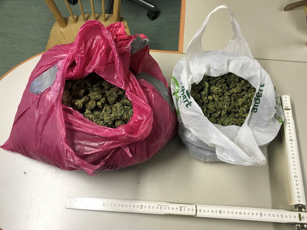Das Paar hatte 1,5 Kilo Cannabis schmuggeln wollen.