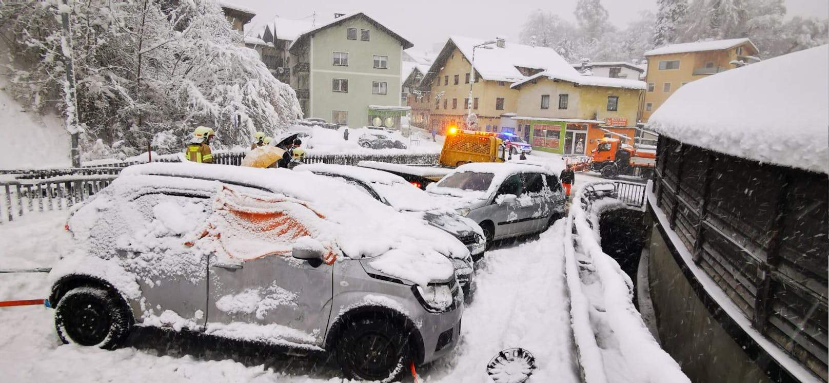 Der Donnerstag startete im Bergland winterlich mit teils kräftigem Schneefall, im Rheintal war zu Beginn auch Schneeregen dabei.