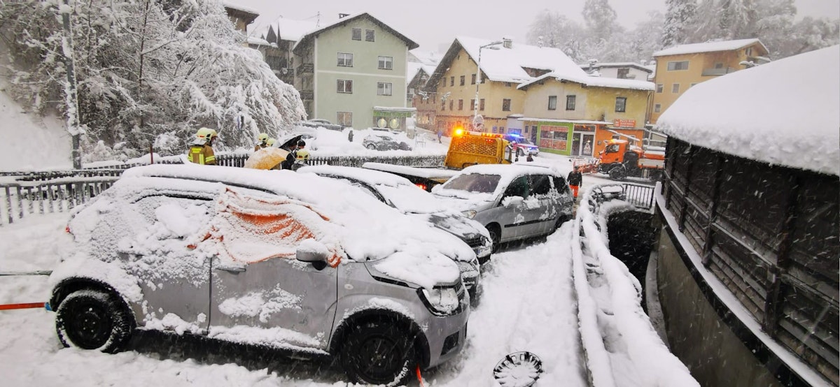 Starke Schneefälle schieben Autos in Unfall-Chaos