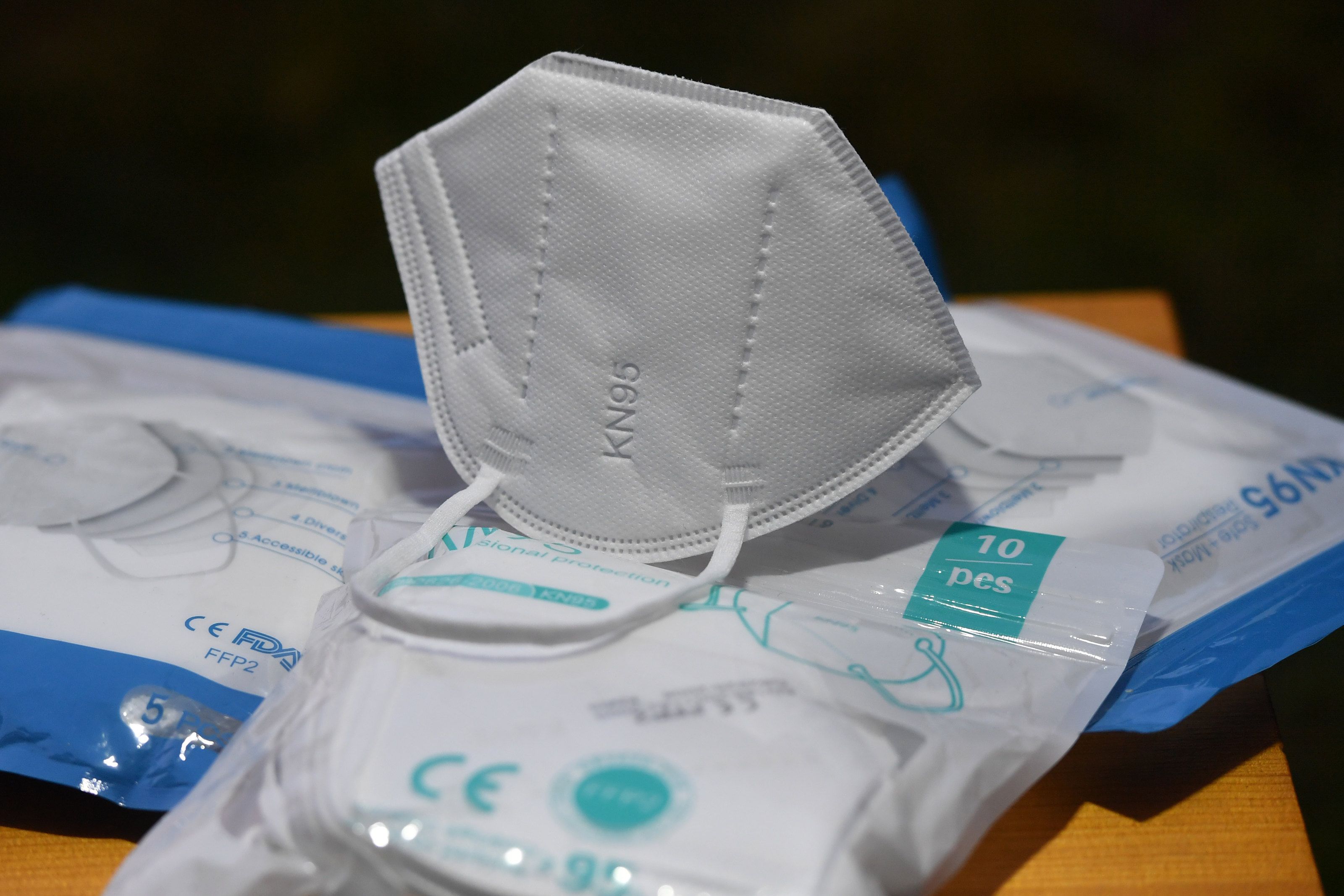 Eine<a href="https://www.heute.at/s/kommt-neue-maskenpflicht-fuers-einkaufen-in-oesterreich-100122560"> FFP2-Maskenpflicht i</a>m Handel wäre durchaus vorstellbar.