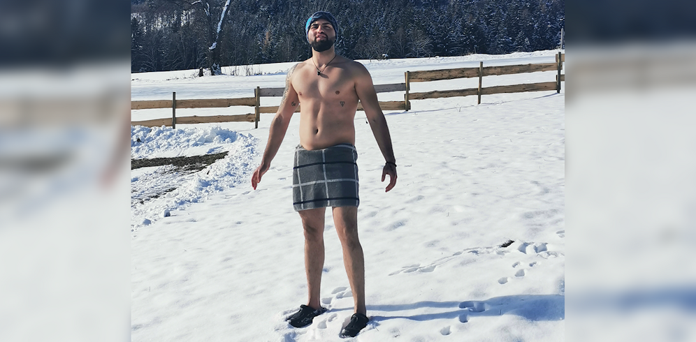 Zum Schwimmen trägt Benjamin meistens noch ein T-Shirt gegen Kälteausschlag