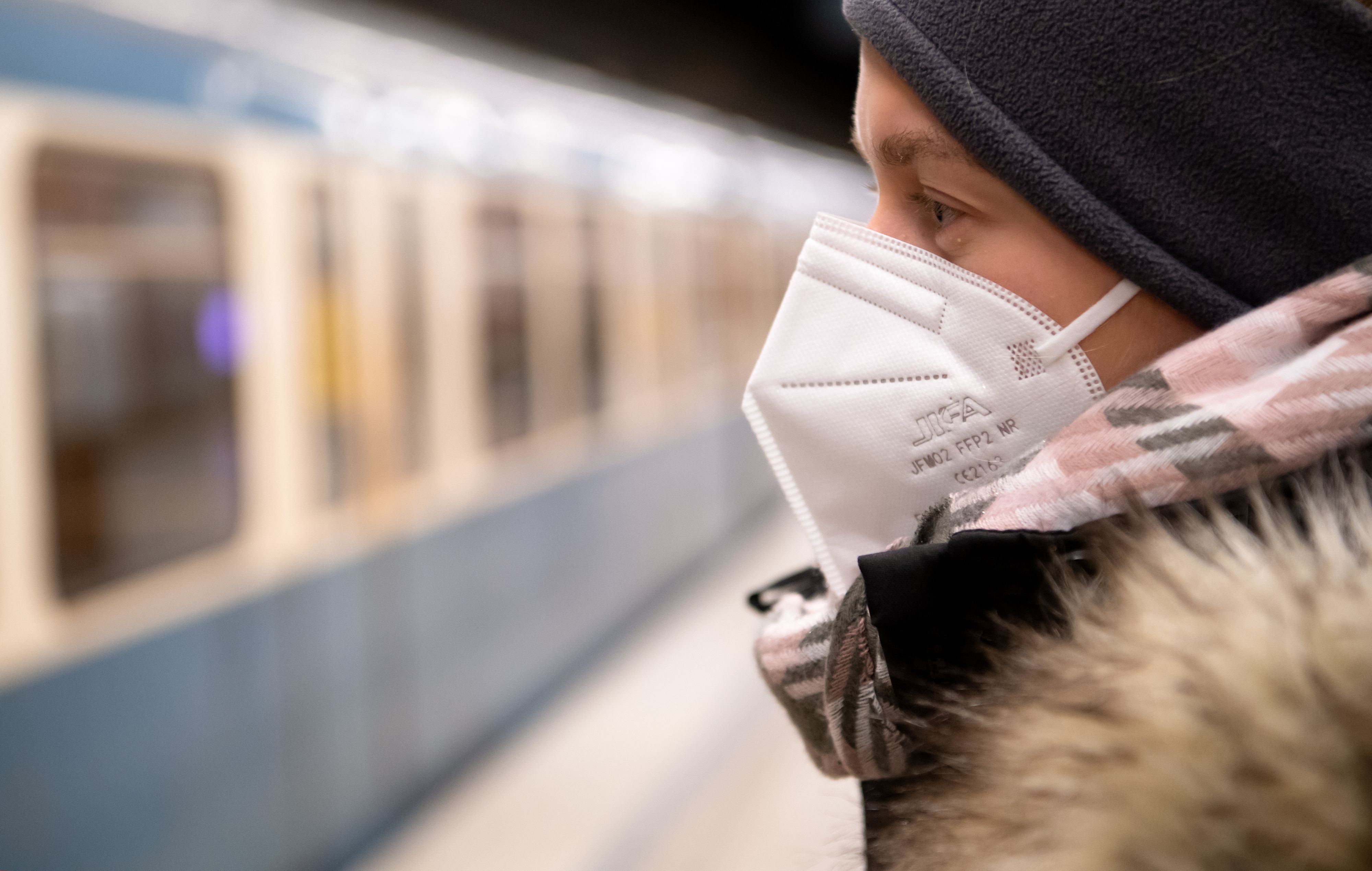 Download von www.picturedesk.com am 14.01.2021 (17:22).  12 January 2021, Bavaria, Munich: A woman wearing an FFP2 mask waits for the train in a subway station. In Bavaria, from next Monday onwards, it will be compulsory to wear FFP2 masks on public transport and in retail outlets. Photo: Sven Hoppe/dpa - 20210112_PD11150 - Rechteinfo: Rights Managed (RM)