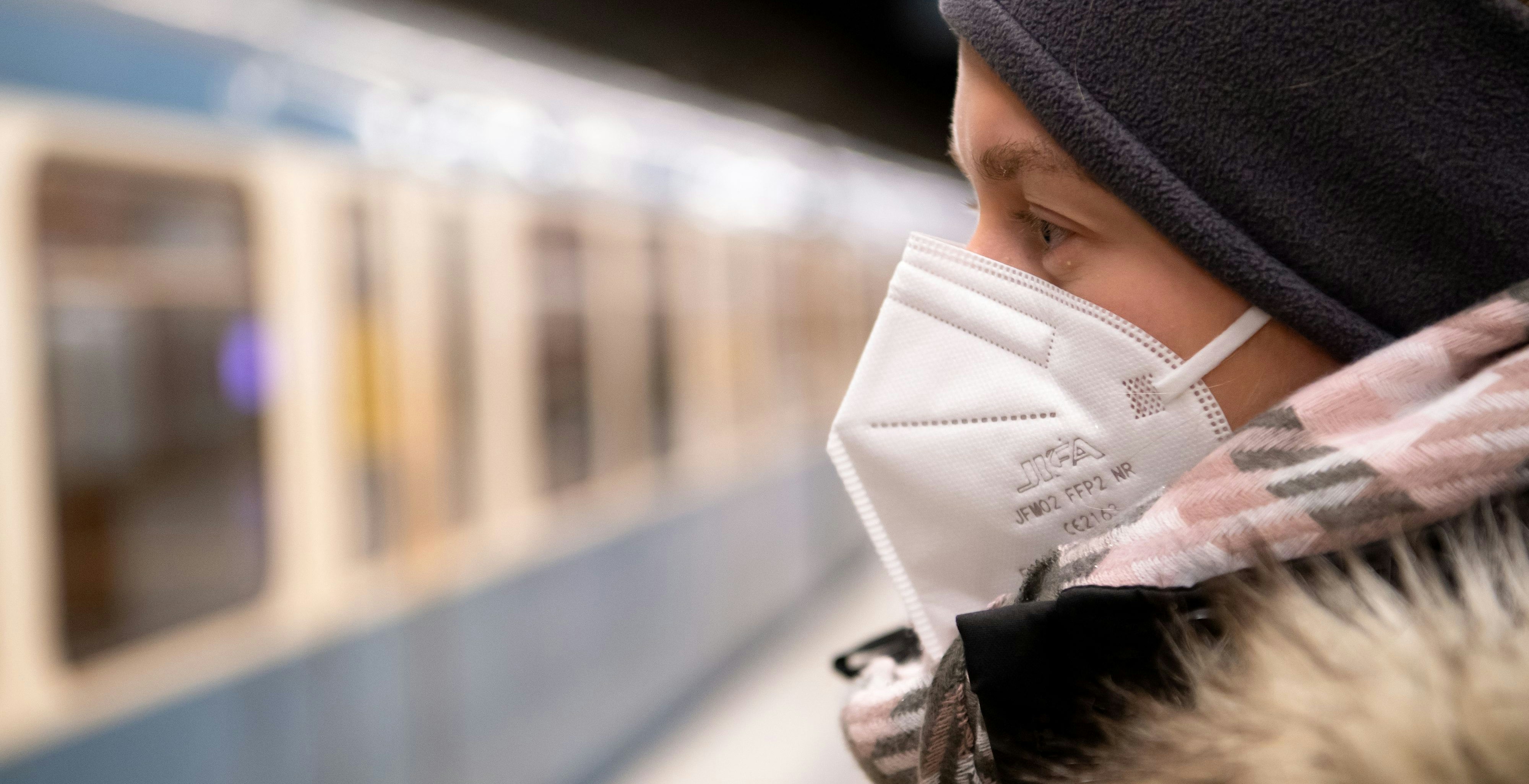 Download von www.picturedesk.com am 14.01.2021 (17:22).  12 January 2021, Bavaria, Munich: A woman wearing an FFP2 mask waits for the train in a subway station. In Bavaria, from next Monday onwards, it will be compulsory to wear FFP2 masks on public transport and in retail outlets. Photo: Sven Hoppe/dpa - 20210112_PD11150 - Rechteinfo: Rights Managed (RM)