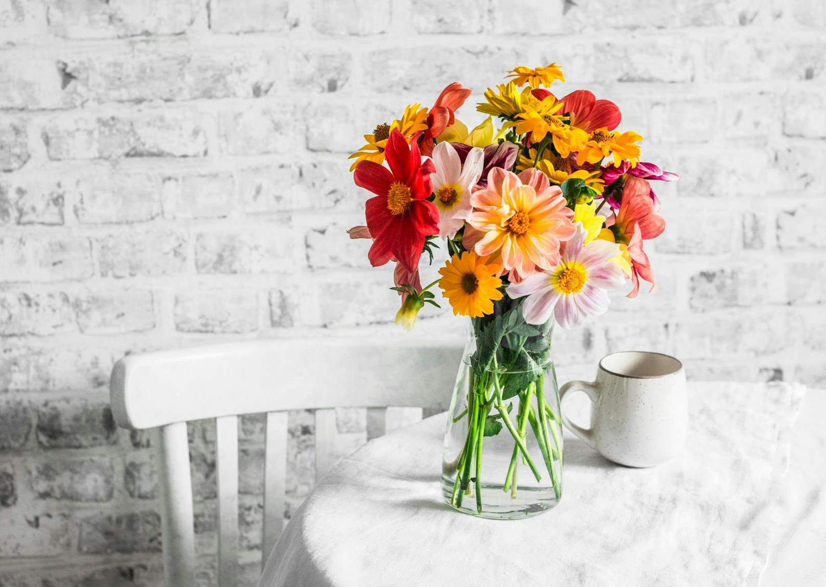 Achten Sie darauf, dass Ihre Vase sauber ist und wechseln Sie das Wasser regelmäßig, damit Ihre Blumen lange frisch bleiben.