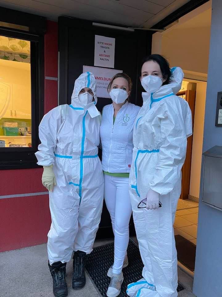 Apothekerin Kathrin Stich (Mitte) setzt für impfende Apotheker ein.