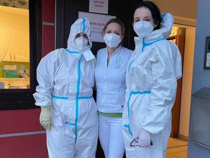 Apothekerin Kathrin Stich (Mitte) setzt für impfende Apotheker ein.