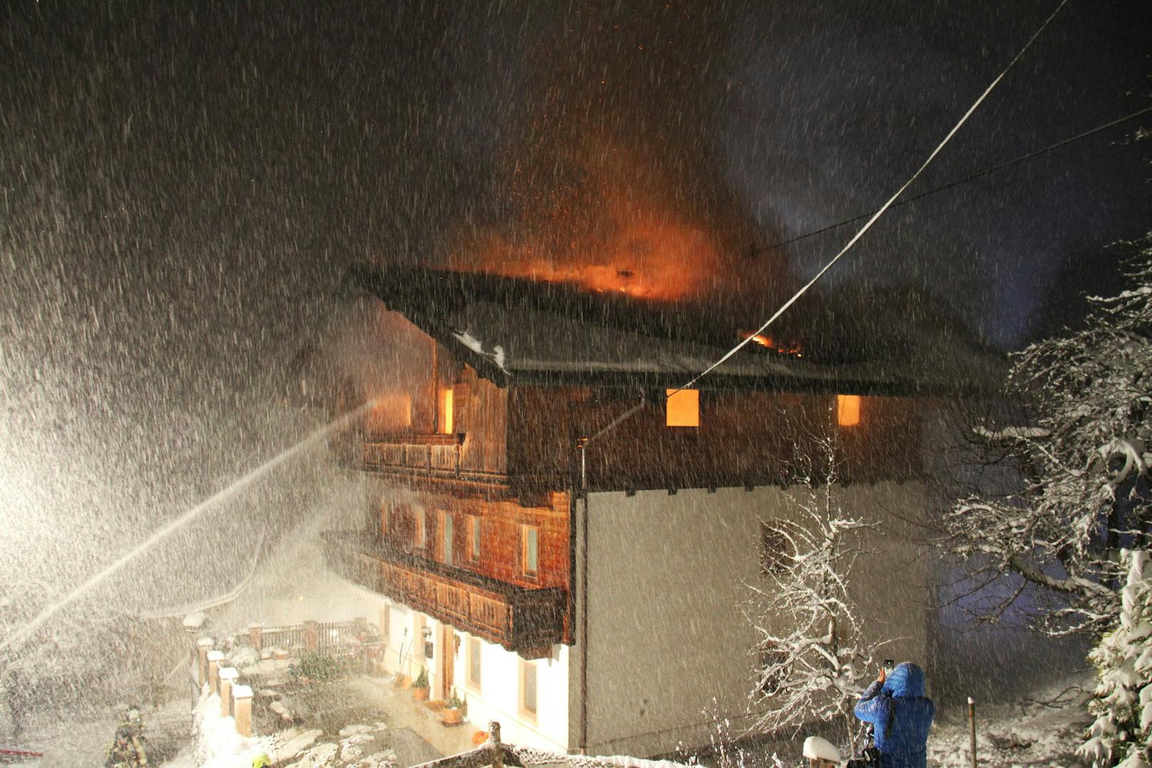 Das Feuer im Dachgeschoss des circa 300 Jahre alten Bauernhauses in Bruck am Ziller breitet sich rasch aus. Die Feuerwehr stand im Großeinsatz. 