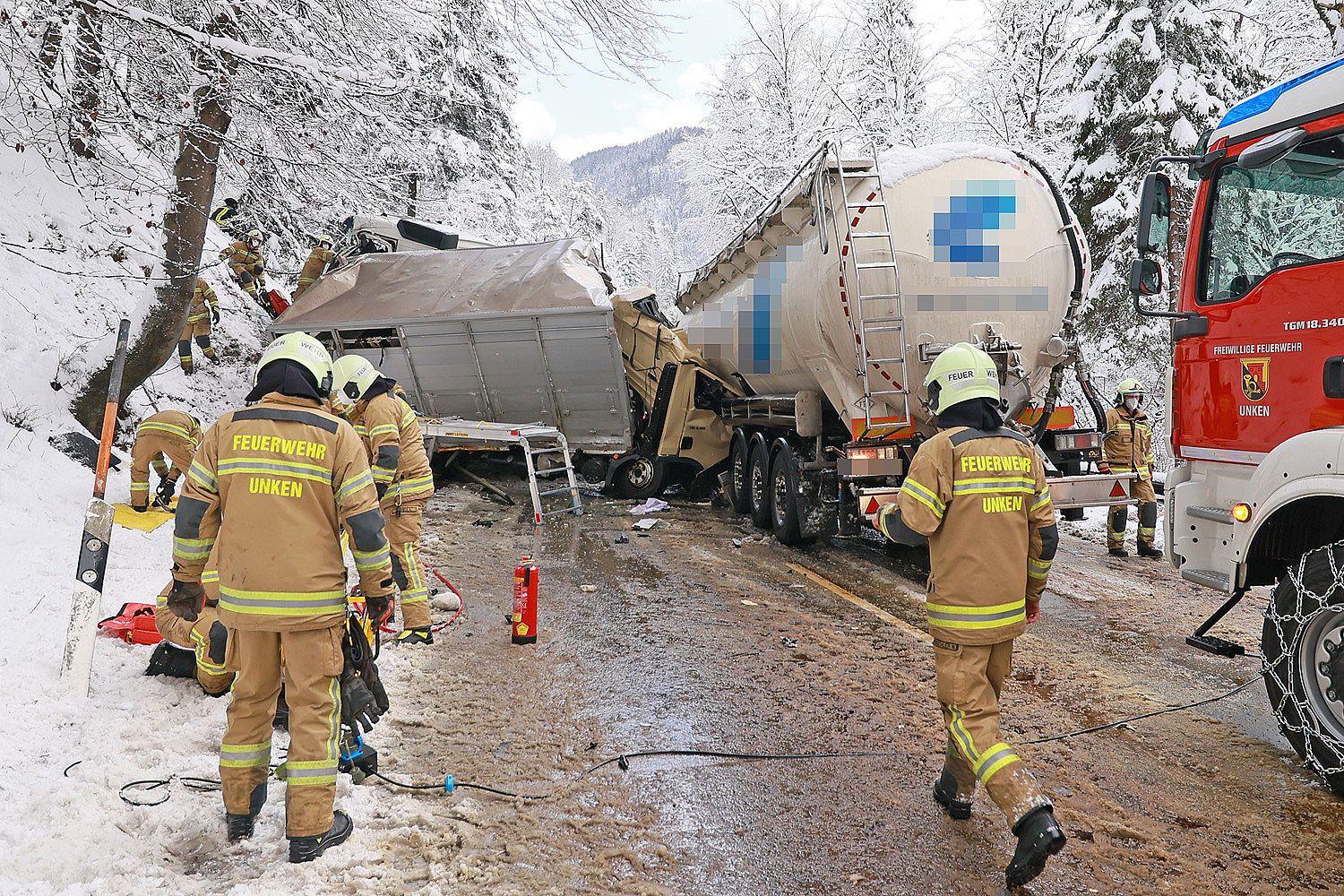 Bei dem schweren Verkehrsunfall auf der bayrischen B21 kam eine Person ums Leben (13. Jänner 2021)