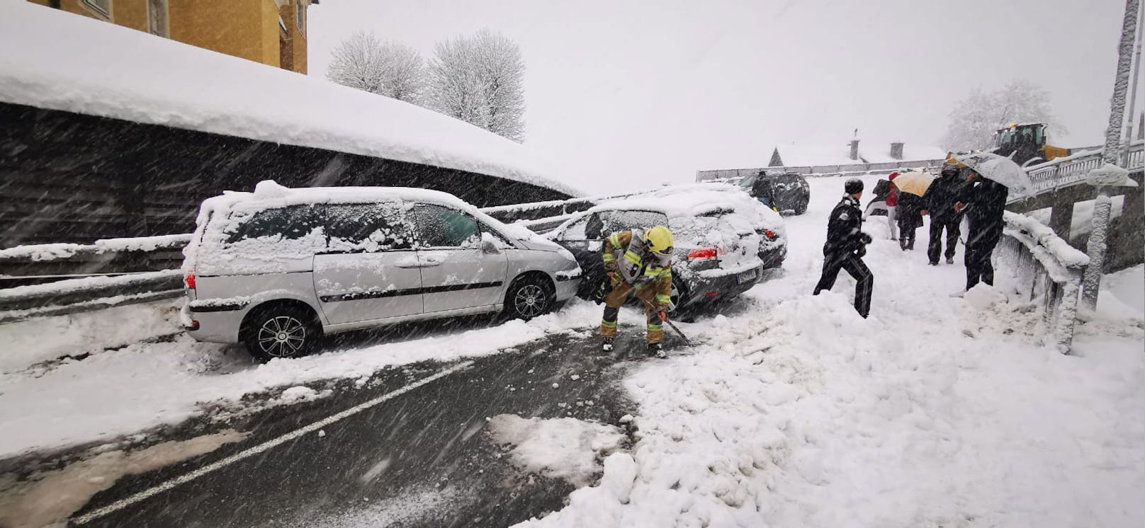 Schuld war der Schnee: Auf der steilen Straße halfen beim Fahren weder Winterreifen, noch Bremsen.