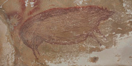 Die Höhlenmalerei zeigt ein lebensgroßes Bild eines Wildschweins.