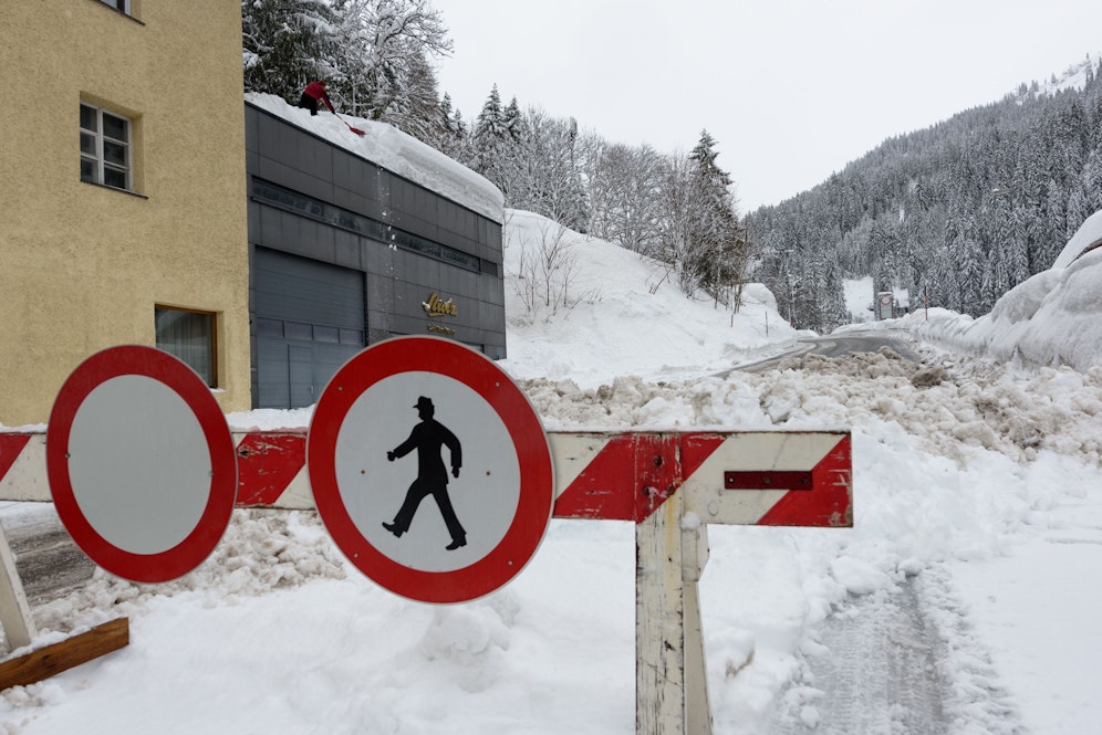 Eine Straßensperre wegen Lawinengefahr auf der B197-Arlberg Straße. Archivbild