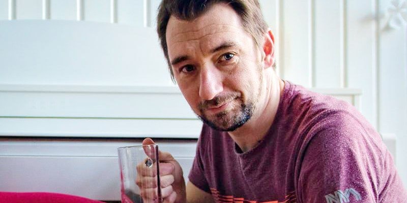 Bernhard Egger moderiert die Sendung "Auf dem roten Stuhl".