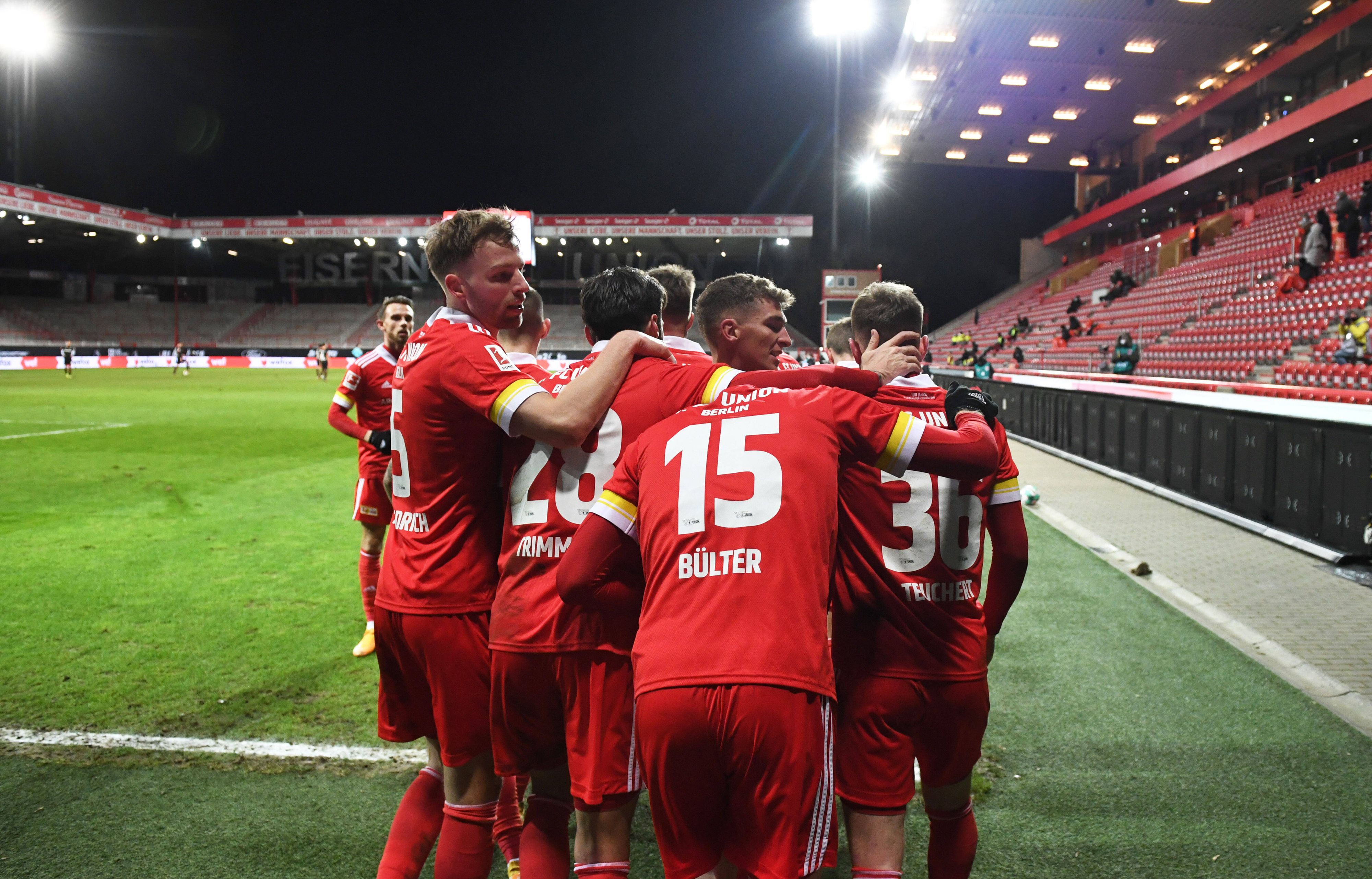 Union Berlin feiert den späten Sieg. 