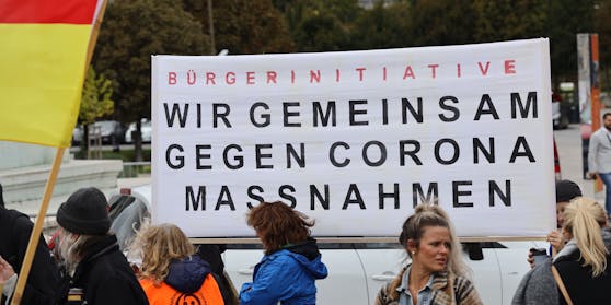 Bis zu 30.000 Menschen gehen heute in Wien gegen die Corona-Maßnahmen der Regierung auf die Straße.