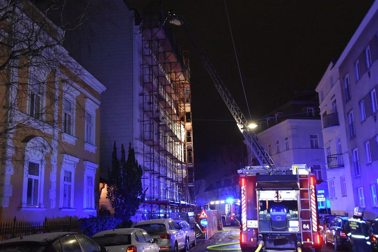 In einem mehrgeschossigen Altbau in der Hietzinger Trauttmansdorffgasse ist in den frühen Morgenstunden ein Brand am Dach ausgebrochen (15. Jänner 2021).