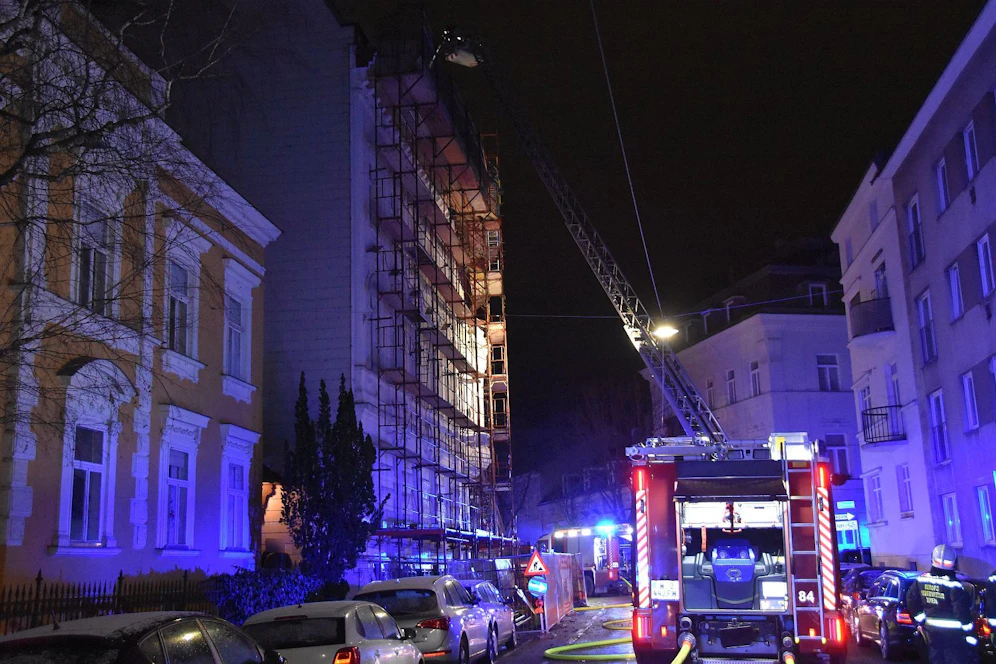 In einem mehrgeschossigen Altbau in der Hietzinger Trauttmansdorffgasse ist in den frühen Morgenstunden ein Brand am Dach ausgebrochen (15. Jänner 2021).