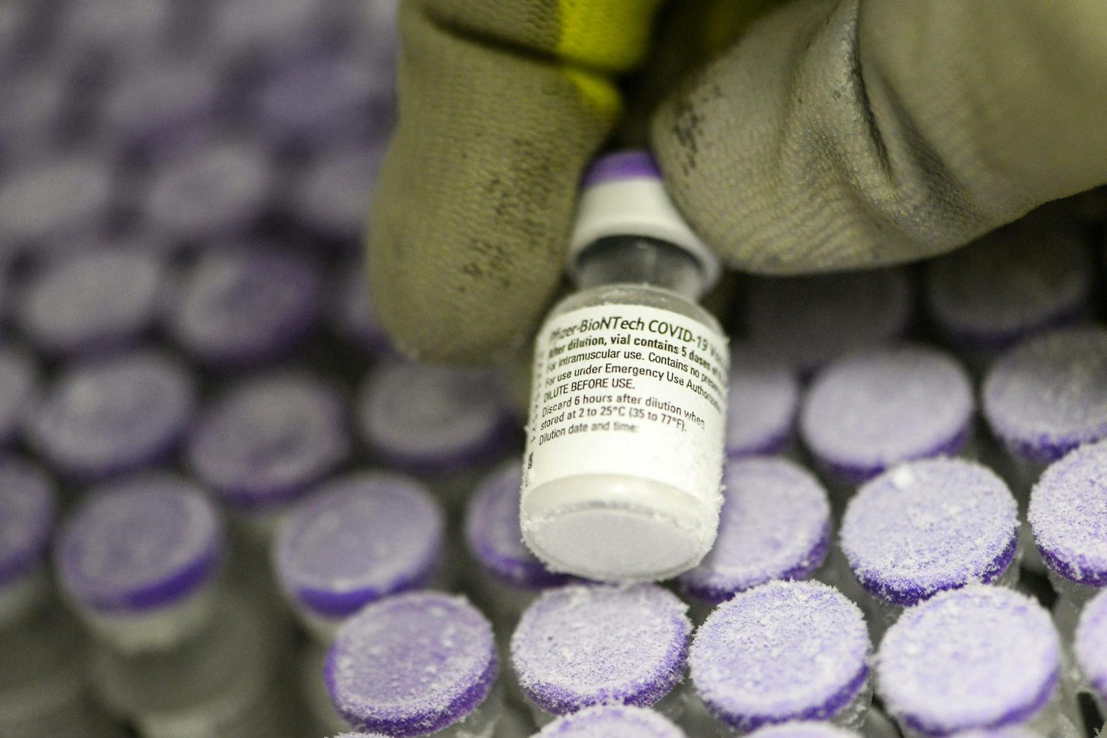 Der Impfstoff von Pfizer: Ein Pflegeheim schmiss ungenutzte Dosen einfach weg.