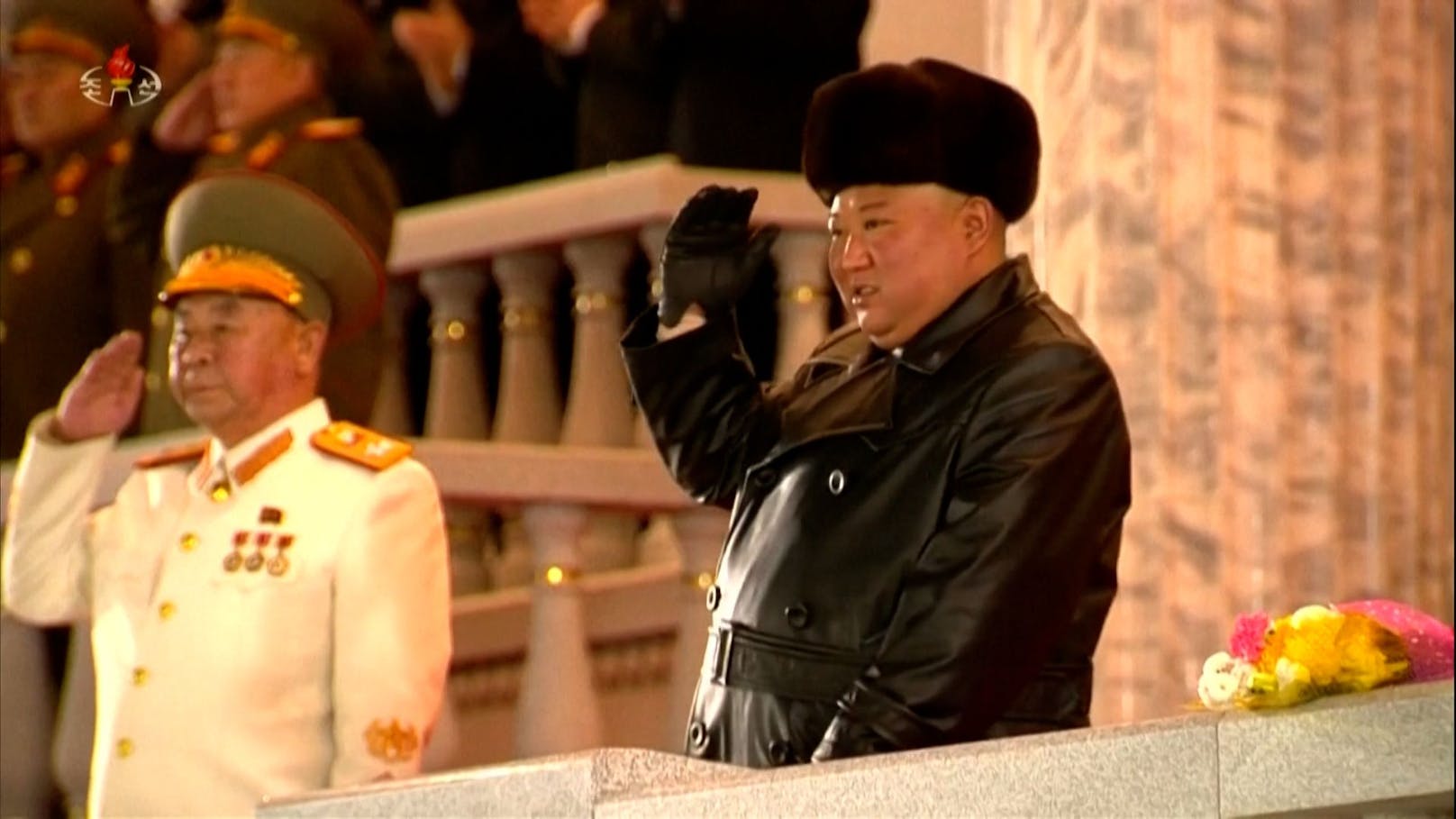 ...bei einer Zeremonie vor Diktator Kim Jong-un (37) auf.