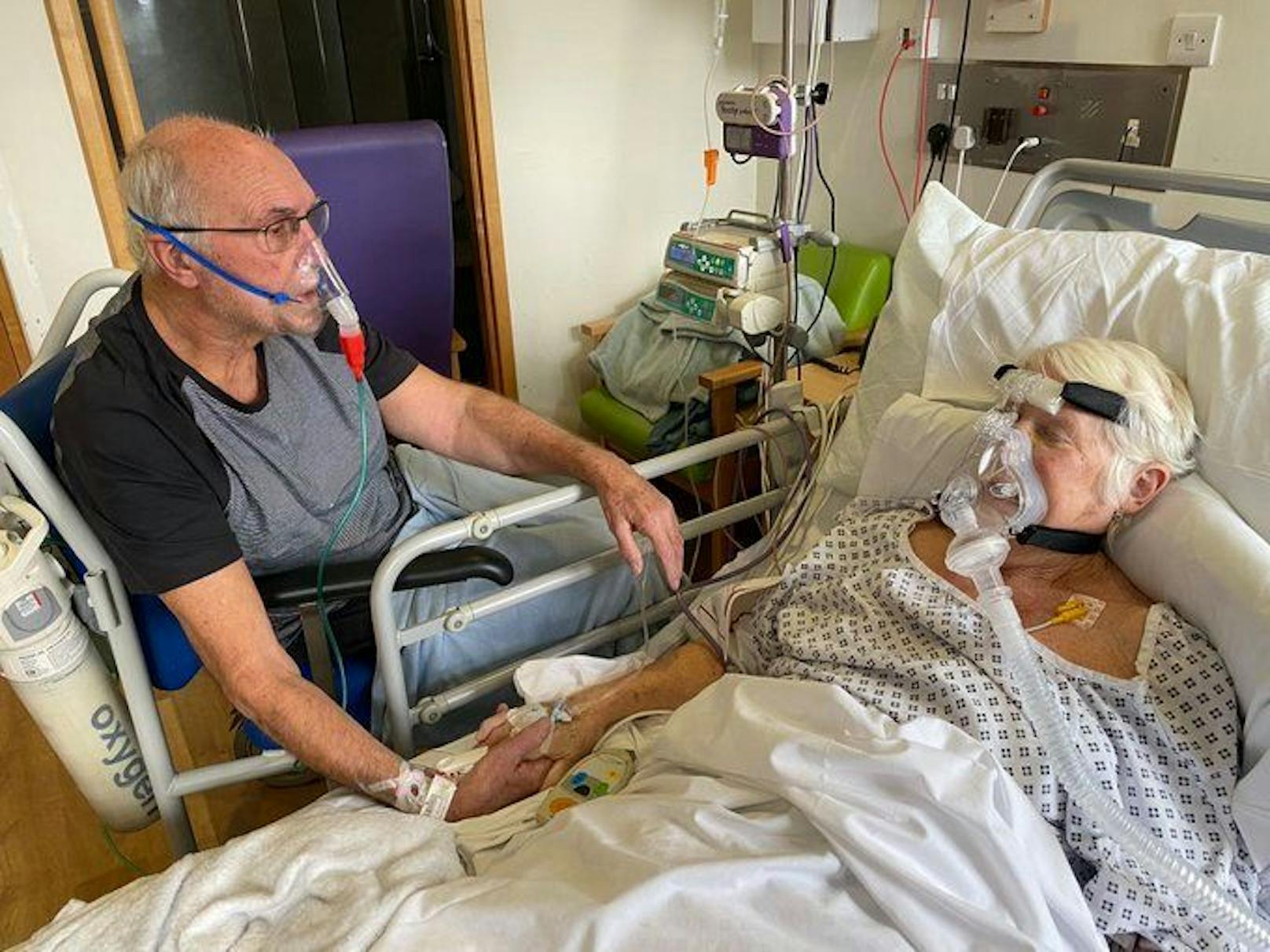 Ein liebevoller Abschied: Der Engländer Gerry Jarrett darf seiner Frau am Sterbebett nahe sein und zur Seite stehen. Beide kämpfen gegen das Coronavirus.