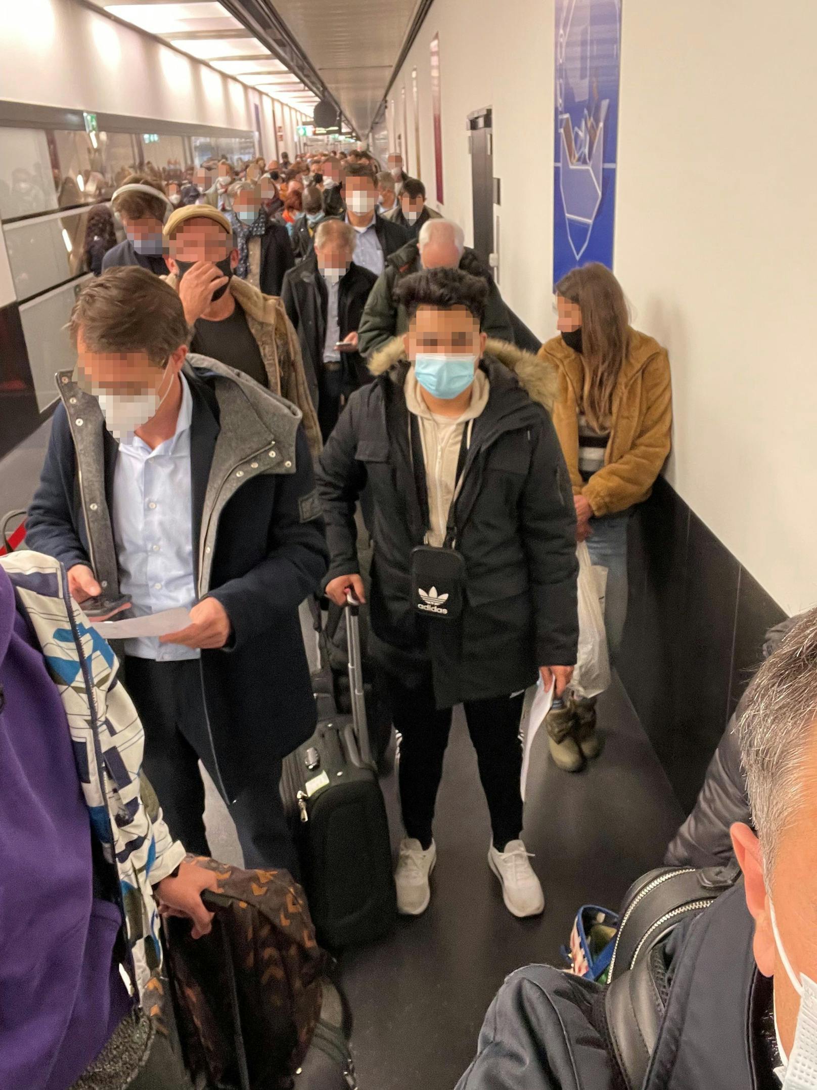 Am Flughafen Wien kam es zu einer Massenansammlung.