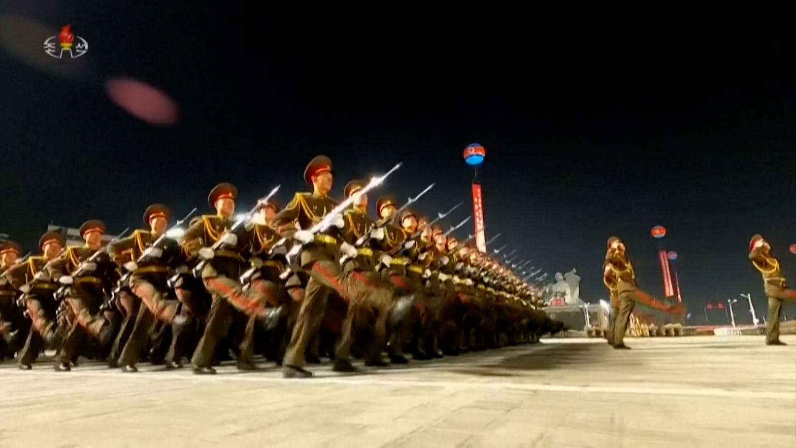 Zehntausende Soldaten marschierten am Donnerstagabend...