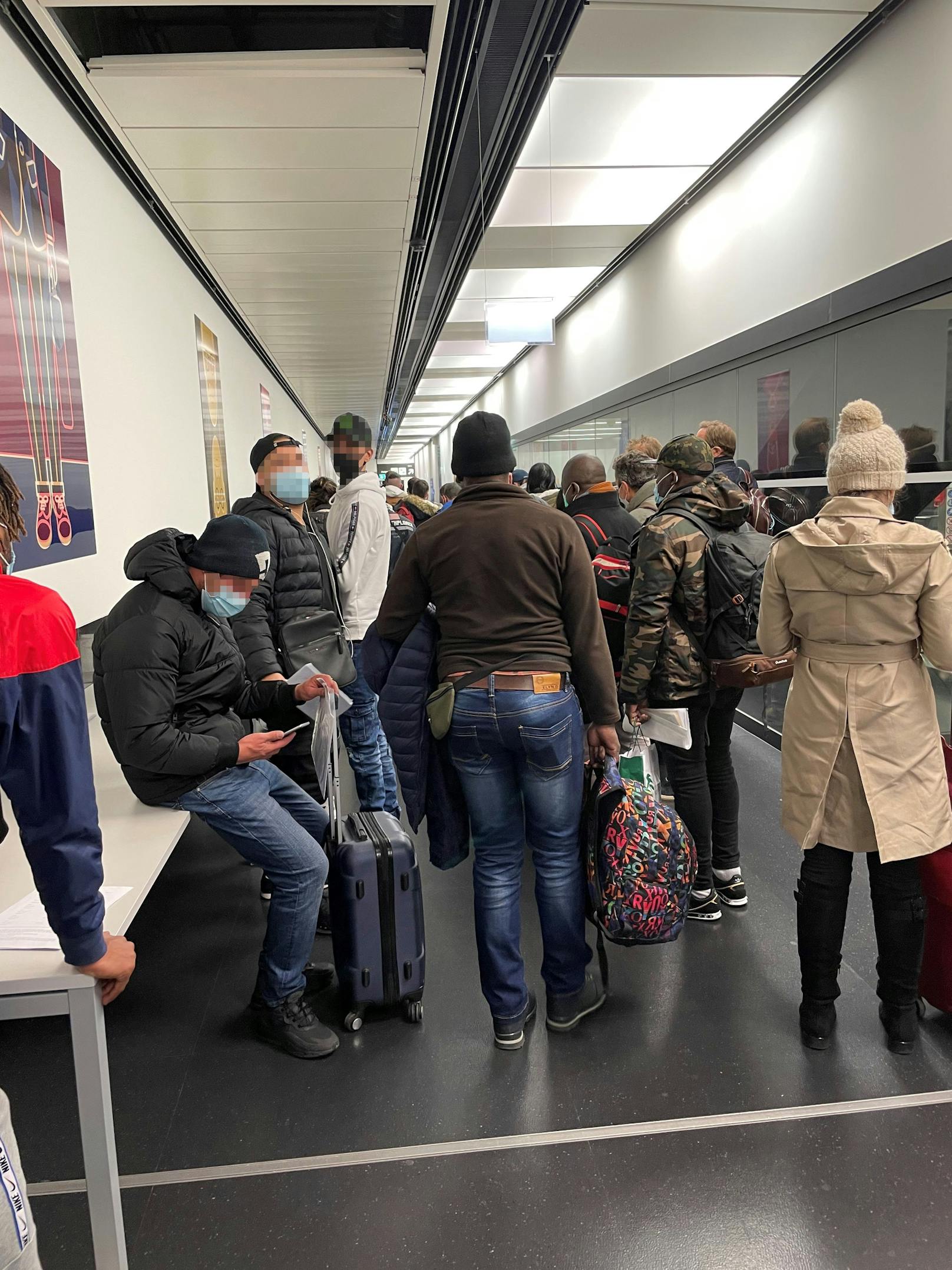 Am Flughafen Wien kam es zu einer Massenansammlung.