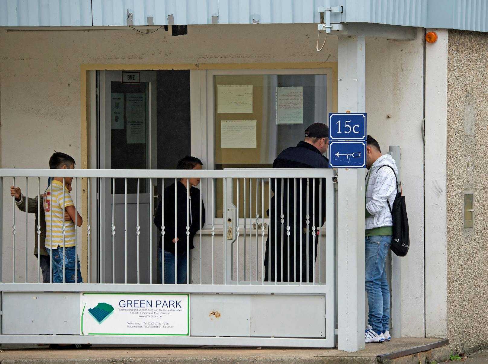 Zugangskontrollen in einem Flüchtlingsheim in Bautzen, Sachsen. Archivbild, 2018.
