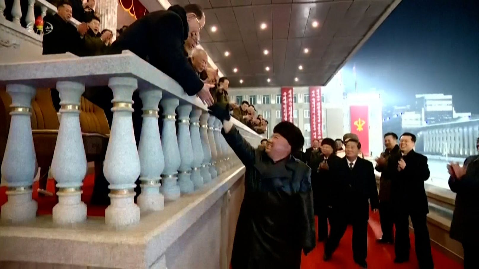 Kim Jong-un tauchte mit Ledermantel und Fellmütze bekleidet auf und ließ sich gratulieren.