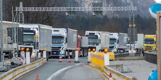 Lkw bei der Grenzkontrolle