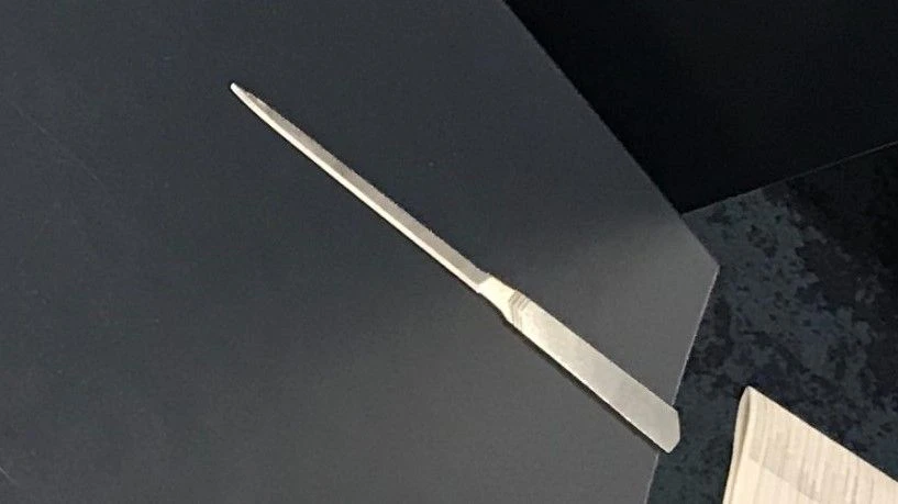 Mit diesem Brieföffner versuchte der Mann, Schließfächer aufzubrechen.